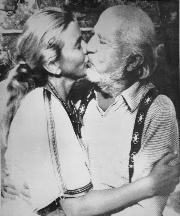 Миссис Джонсон в 1979 году со своим мужем Дж. Сьюардом Джонсоном-старшим.